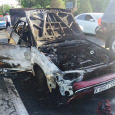 На оживленной автотрассе Шымкента загорелась машина На оживленной автотрассе Шымкента загорелась машина