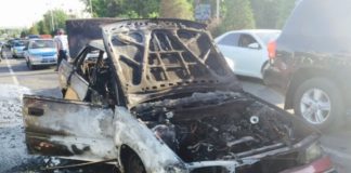 На оживленной автотрассе Шымкента загорелась машина На оживленной автотрассе Шымкента загорелась машина