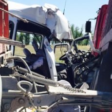 8 человек погибли в ДТП при столкновении КамАЗа и микроавтобуса