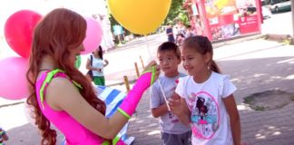 В шымкентских парках детей угощали мороженым Воздушные шары в дополнение к мороженому еще больше поднимали настроение