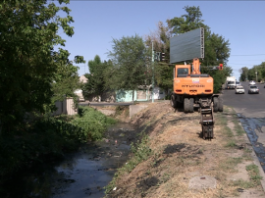 В Шымкенте продолжается очистка ирригационных каналов