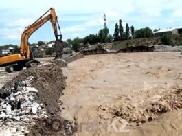 Незаконная добыча гравия на реке Бадам в Шымкенте может привести к катастрофе