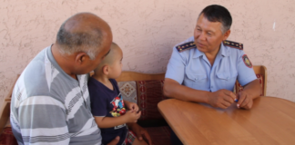 В Шымкенте полицейские спасли ребенка, упавшего в выгребную яму туалета В Шымкенте полицейские спасли ребенка упавшего в выгребную яму туалета