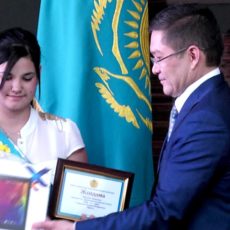 В ЮКО дети-сироты получили гранты на обучение