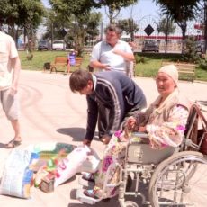 В областной мечети Шымкента раздают продовольствие нуждающимся семьям
