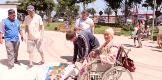 В областной мечети Шымкента раздают продовольствие нуждающимся семьям