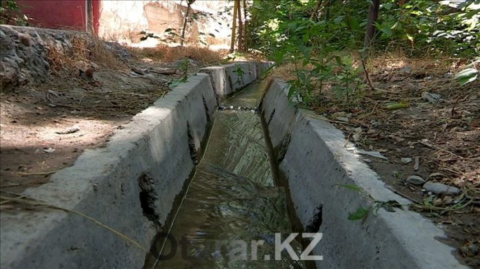 В Шымкенте еще остались арыки, по которым бежит прохладная вода в жаркие дни