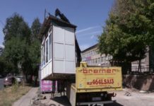 В Шымкенте сносят незаконно работающие ларьки В Шымкенте сносят незаконно работающие ларьки