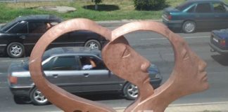 Памятник любящему сердцу появился в Шымкенте