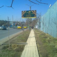 Ужасный пешеходный тротуар из досок в микрорайоне «Сайрам»