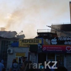 Очевидцы сняли на видео пожар в двух кафе Туркестана