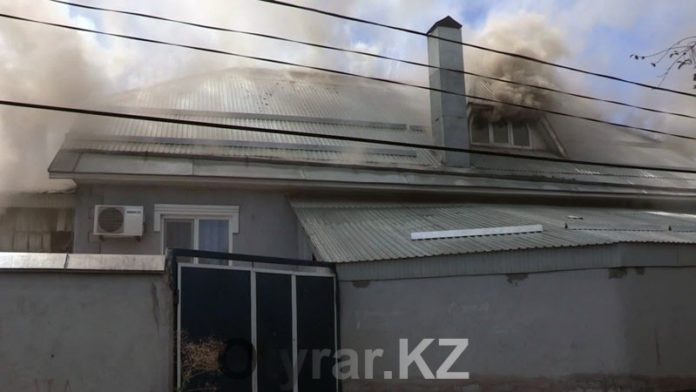 В Шымкенте загорелся жилой дом в частном секторе