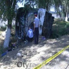 Автобус из Шымкента перевернулся под Алматы