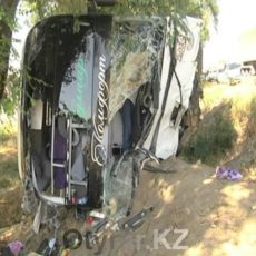 Двум пассажирам опрокинувшегося под Алматы автобуса проведена сложная операция
