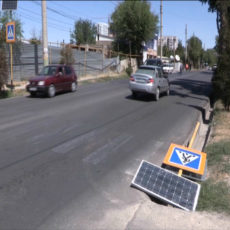 В Шымкенте дорожный знак рухнул в арык В Шымкенте дорожный знак рухнул в арык