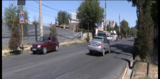 В Шымкенте дорожный знак рухнул в арык В Шымкенте дорожный знак рухнул в арык