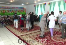 В Шымкенте праздничный концерт ко Дню Конституции организовали для одиноких людей В Шымкенте праздничный концерт ко Дню Конституции организовали для одиноких людей