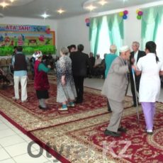 В Шымкенте праздничный концерт ко Дню Конституции организовали для одиноких людей В Шымкенте праздничный концерт ко Дню Конституции организовали для одиноких людей