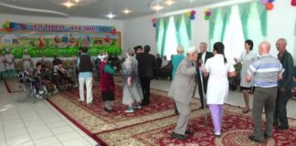 В Шымкенте праздничный концерт ко Дню Конституции организовали для одиноких людей В Шымкенте праздничный концерт ко Дню Конституции организовали для одиноких людей