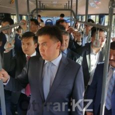 Аким Шымкента провел совещание со своими замами в общественном транспорте