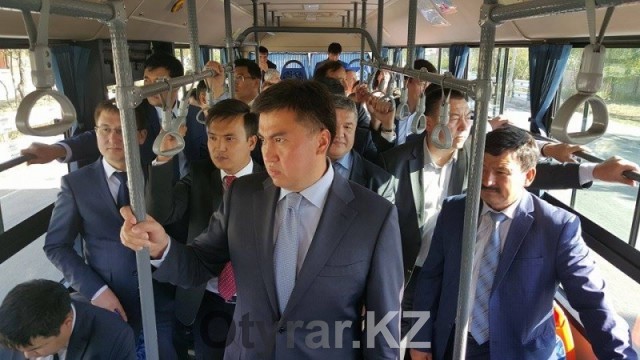 Аким Шымкента провел рабочее совещание со своими замами в автобусе