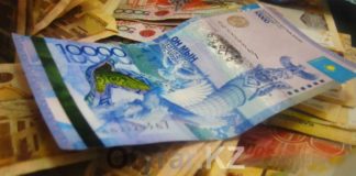 Финансисты ЮКО советуют хранить сбережения в разной валюте