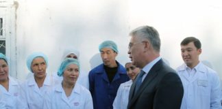 Аким Южного Казахстана недоволен уровнем зарплаты рабочих в ЮКО