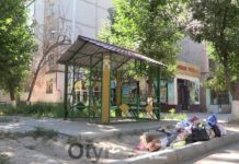 Власти Шымкента нашли способ бороться с теми, кто не доносит мусор до контейнеров Мусор во дворах многоэтажек Шымкента