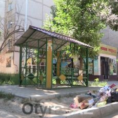 Власти Шымкента нашли способ бороться с теми, кто не доносит мусор до контейнеров Мусор во дворах многоэтажек Шымкента