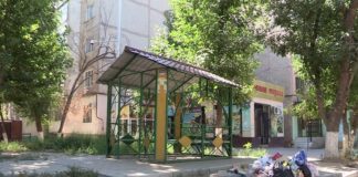 Власти Шымкента нашли способ бороться с теми, кто не доносит мусор до контейнеров Мусор во дворах многоэтажек Шымкента