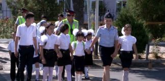 Шымкентские полицейские помогают школьникам безопасно перейти дорогу