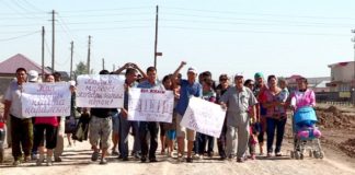 Жители Шымкента просят не сносить их дома ради нового красивого газона Жители Шымкента просят не сносить их дома ради нового красивого газона