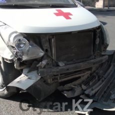 Скорая помощь, перевозившая роженицу из Арыси, попала в ДТП в Шымкенте