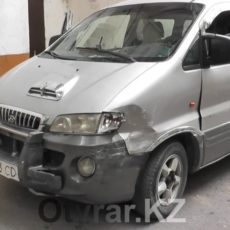 На угнанном минивэне угонщик протаранил два автомобиля