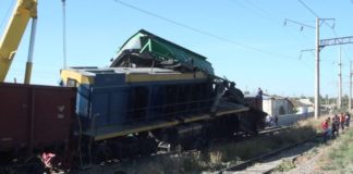 Опрокинувшиеся вагоны едва не раздавили жилой дом Опрокинувшиеся вагоны едва не раздавили жилой дом