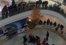 Cпрыгнувший с третьего этажа в торговом центре мужчина умер в больнице Суицид в Меге