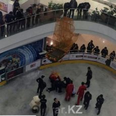 Cпрыгнувший с третьего этажа в торговом центре мужчина умер в больнице Суицид в Меге