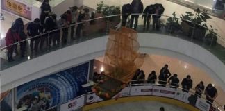 Cпрыгнувший с третьего этажа в торговом центре мужчина умер в больнице Суицид в Меге