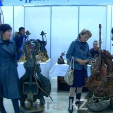 Прикладники со всего Казахстана поборолись в Шымкенте за звание лучшего "Нар кобыз" выполненный из цельного куска дерева поражает своей красотой