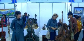 Прикладники со всего Казахстана поборолись в Шымкенте за звание лучшего "Нар кобыз" выполненный из цельного куска дерева поражает своей красотой