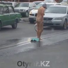 Очевидцы засняли голую женщину в центре Шымкента Голая женщина