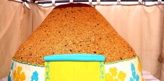 Сеть кондитерских «Мадлен» подарила горожанам чак-чак весом полтонны В день города сеть кондитерских "Мадлен" подарила горожанам чак-чак весом пол тонны