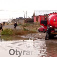 В Шымкенте из-за дождя затопило улицу
