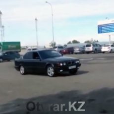 На видео сняли неудачную попытку дрифтинга, совершенную водителем BMW На видео сняли неудачную попытку дрифтинга, совершенную водителем BMW