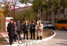 Группа шымкентцев отметила день комсомола в советско-патриотическом духе