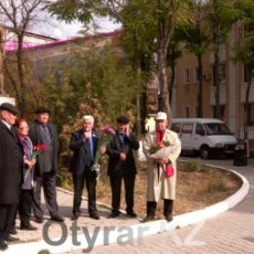 Группа шымкентцев отметила день комсомола в советско-патриотическом духе
