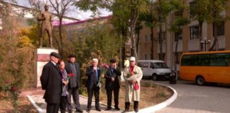 Группа шымкентцев отметила день комсомола в советско-патриотическом духе
