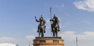 В Шымкенте открыли памятник казахским батырам