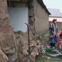 В Сайрамском районе ЮКО из-за дождей рухнул дом и семья осталась без крова