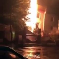 В жилом доме на центральном проспекте Шымкента произошел пожар